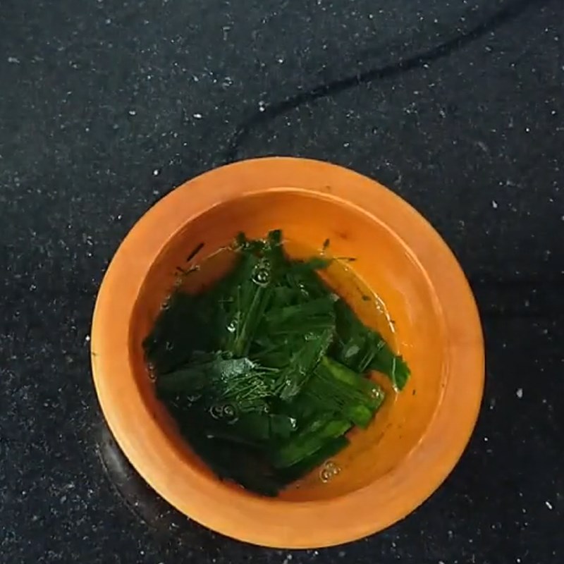 Step 3 Squeeze pandan leaf juice Pandan leaf porridge