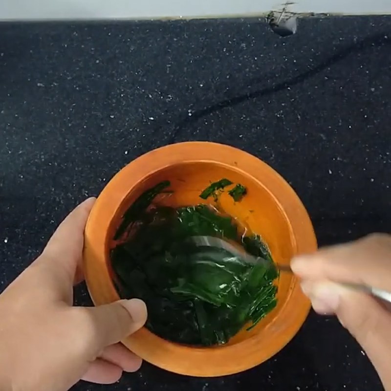 Step 3 Squeeze pandan leaf juice Pandan leaf porridge