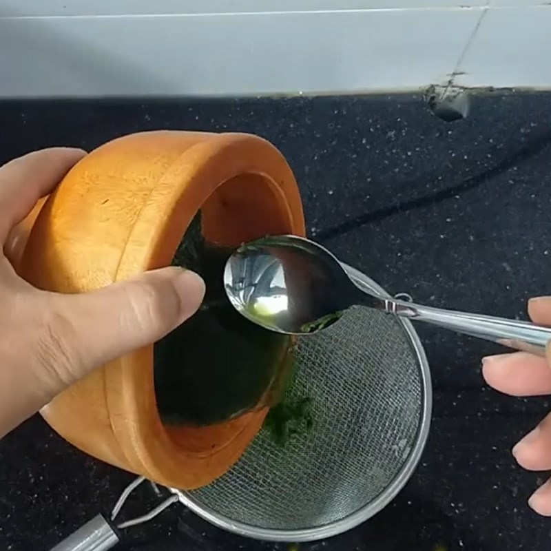 Step 3 Squeeze pandan leaf juice Pandan leaf porridge