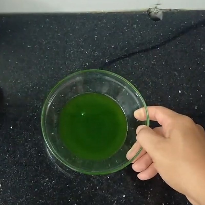 Step 3 Squeeze pandan leaf juice Pandan leaf porridge