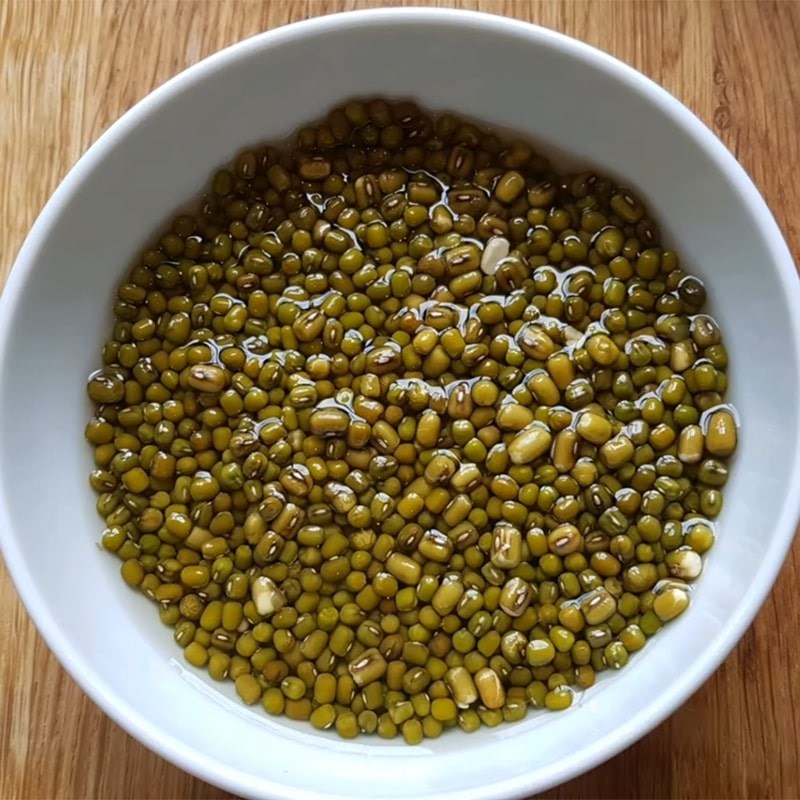 Step 1 Wash and soak mung beans for Mung Bean Taro Pudding