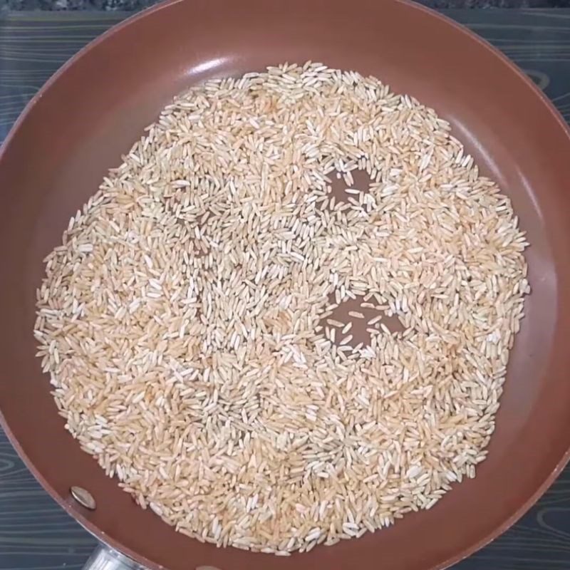 Step 2 Roasting and frying rice for roasted rice milk