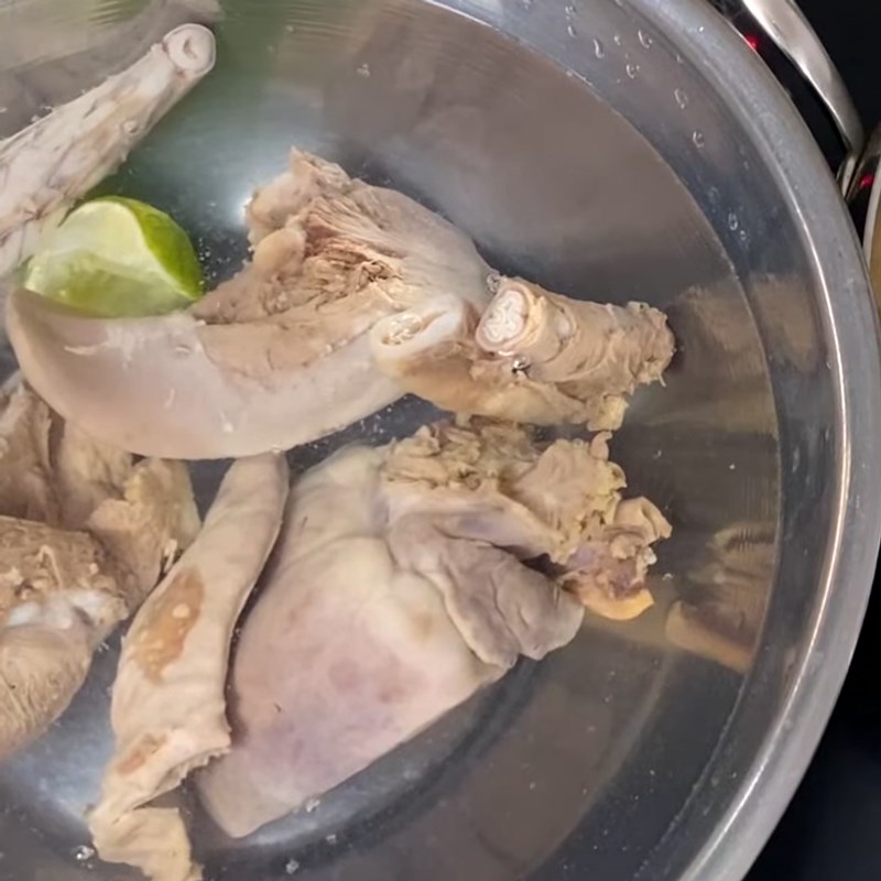 Step 4 Remove the meat and add the satay Pork intestine noodle