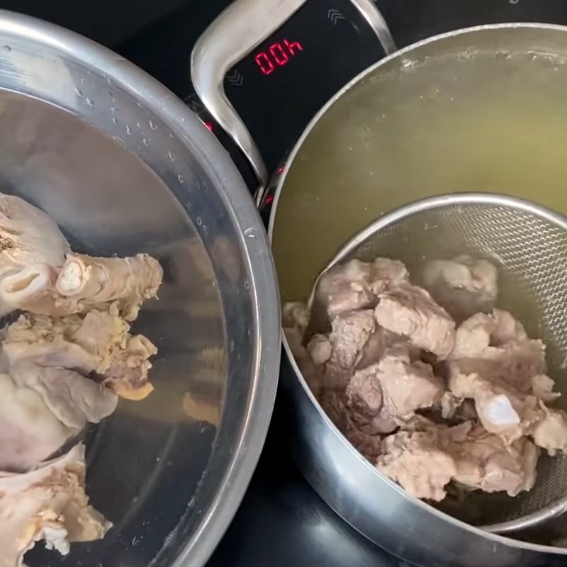 Step 4 Remove the meat and add the satay Pork intestine noodle