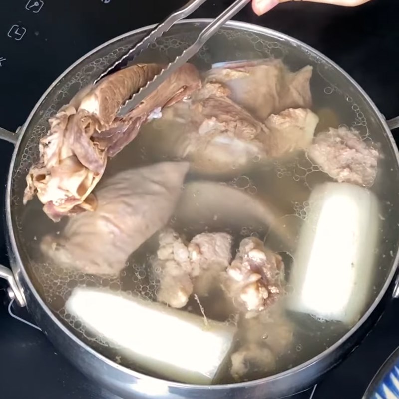 Step 4 Remove the meat and add the satay Pork intestine noodle