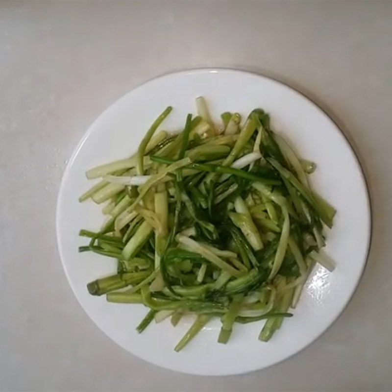 Step 2 Stir-fry water celery with garlic
