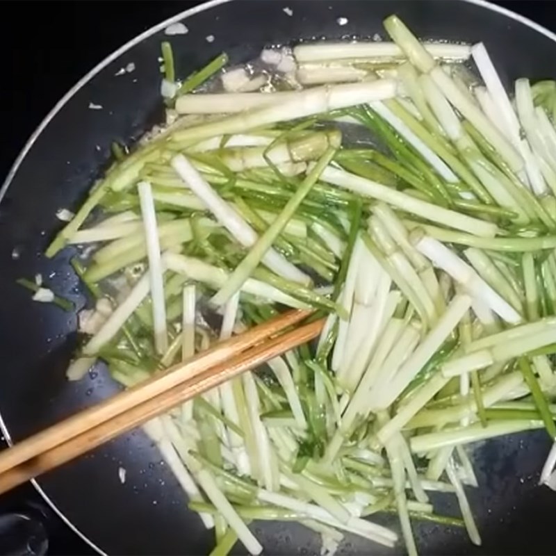 Step 2 Stir-fry water celery with garlic