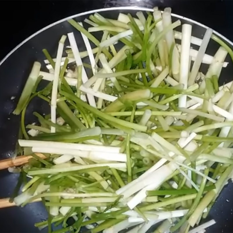 Step 2 Stir-fry water celery with garlic