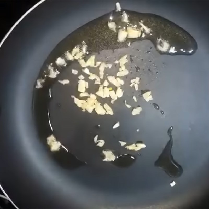Step 2 Stir-fry water celery with garlic