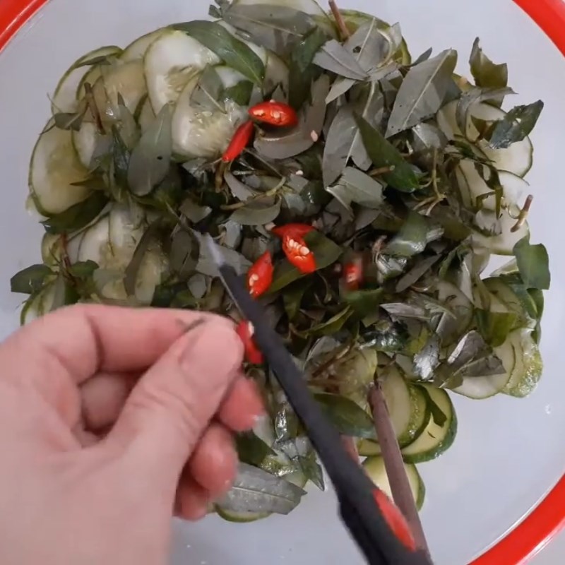 Step 3 Mixing the salad Cucumber salad with grilled snakehead fish