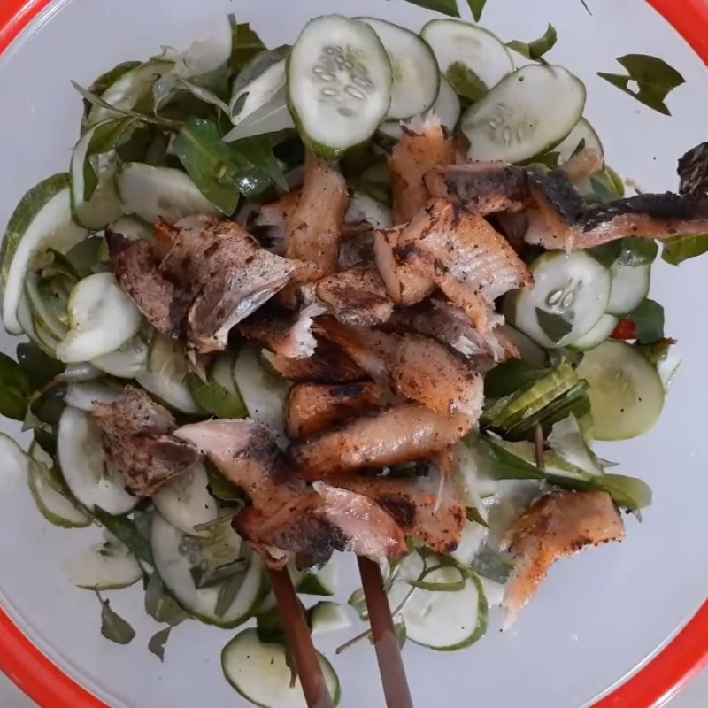 Step 3 Mixing the salad Cucumber salad with grilled snakehead fish