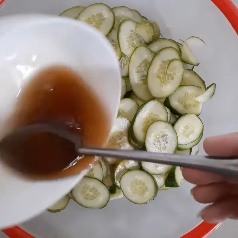 Step 3 Mixing the salad Cucumber salad with grilled snakehead fish