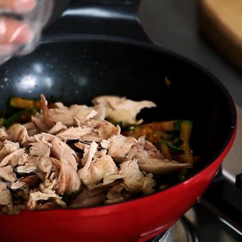 Step 6 Stir-fry zucchini and mix chicken Korean-style chicken noodle