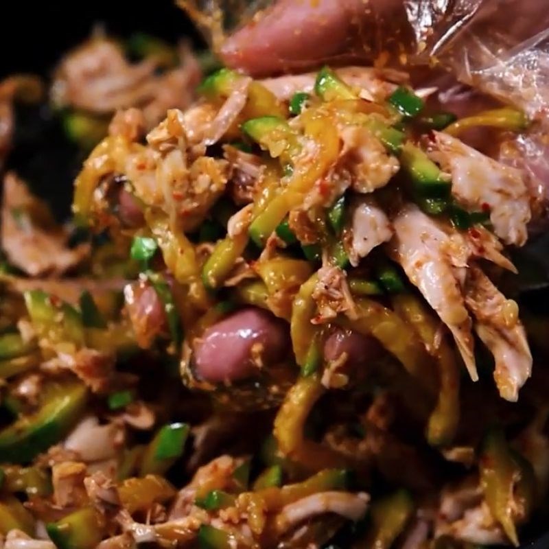 Step 6 Stir-fry zucchini and mix chicken Korean-style chicken noodle