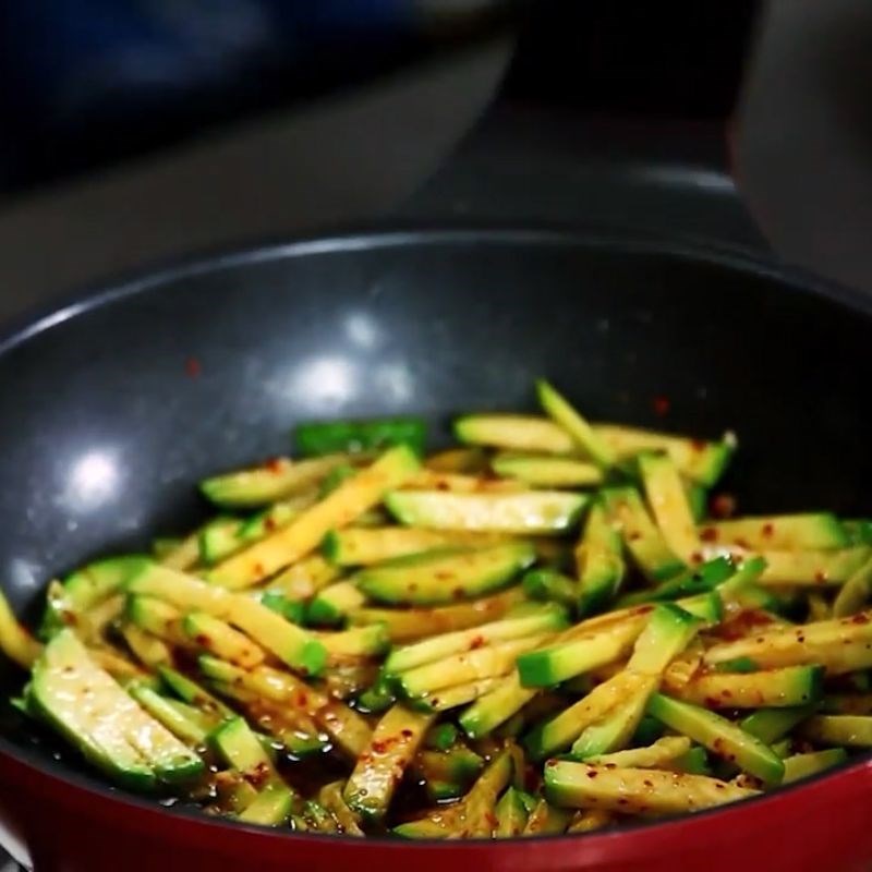 Step 6 Stir-fry zucchini and mix with chicken Korean chicken noodle