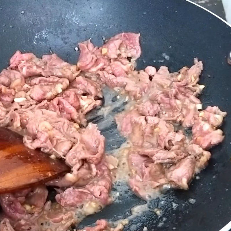 Step 3 Stir-fry beef Beef stir-fried with asparagus and bell pepper