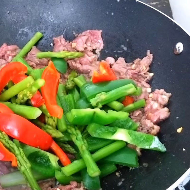 Step 3 Stir-fry beef Beef stir-fried with asparagus and bell pepper