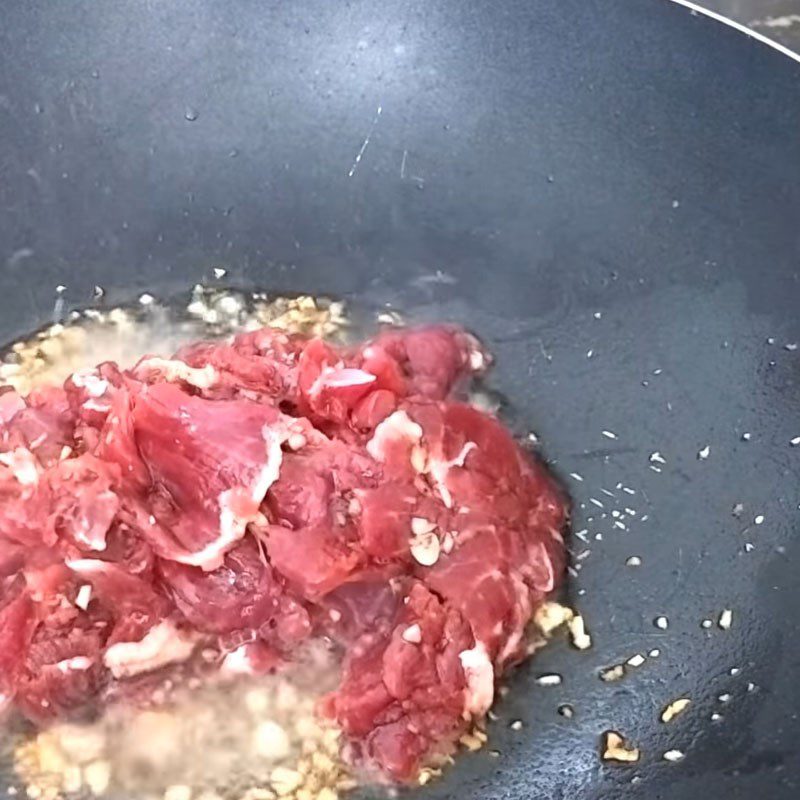 Step 3 Stir-fry beef Beef stir-fried with asparagus and bell pepper