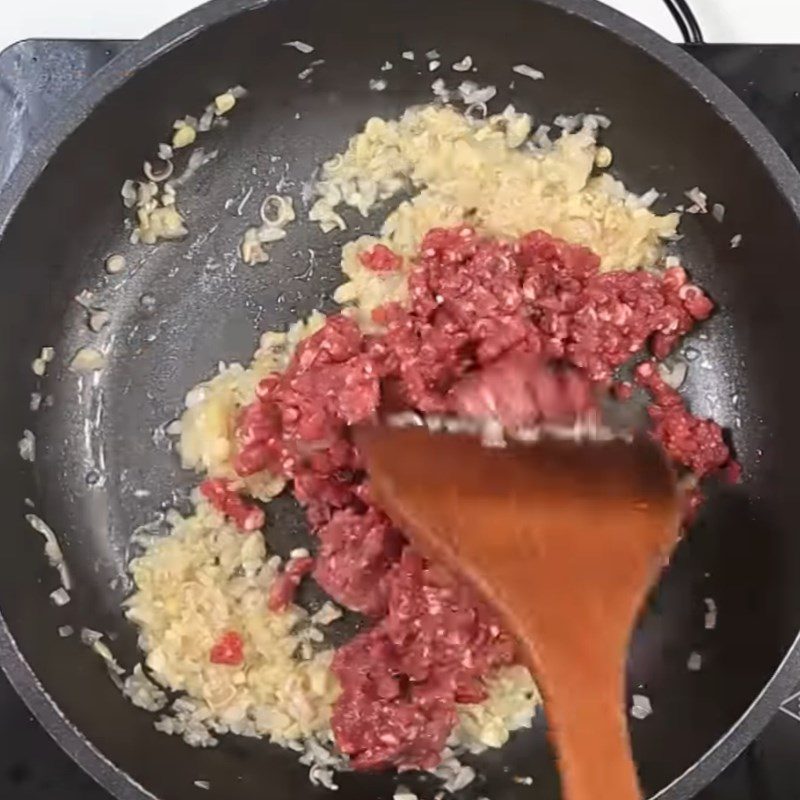 Step 2 Stir-fried minced beef Beef rolled noodle