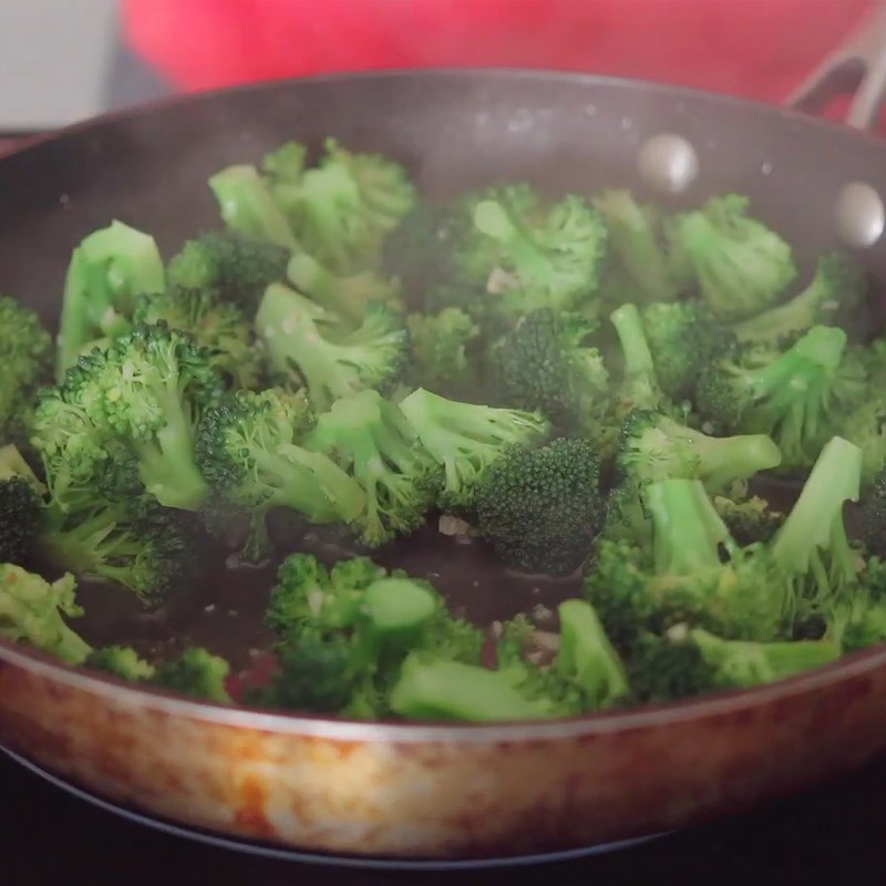 Step 4 Stir-fry the broccoli Stir-fried broccoli with chicken