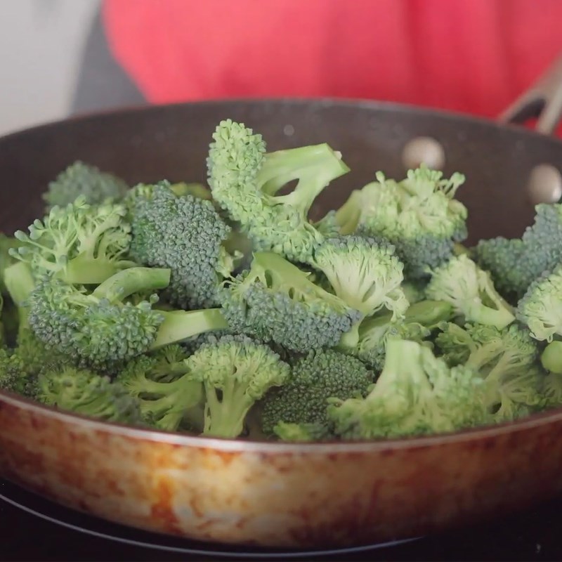 Step 4 Stir-fry the broccoli Stir-fried broccoli with chicken