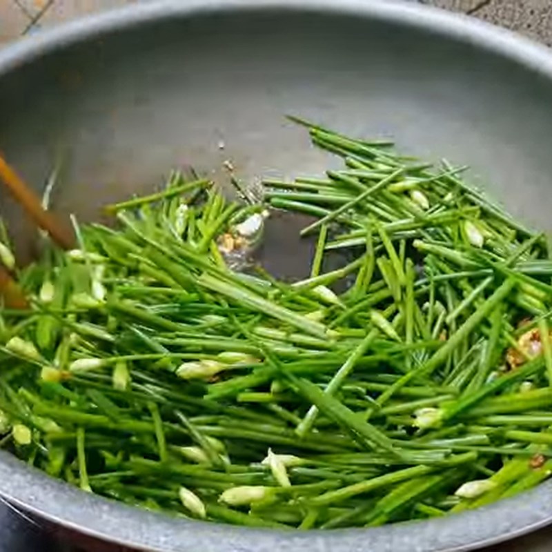 Step 3 Stir-frying garlic chives Stir-fried garlic chives with beef