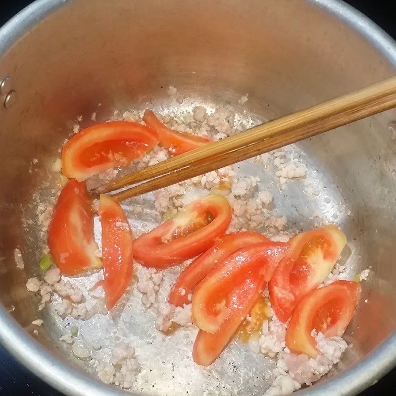 Step 2 Stir-fry tomatoes Cúc vegetable soup with tomatoes