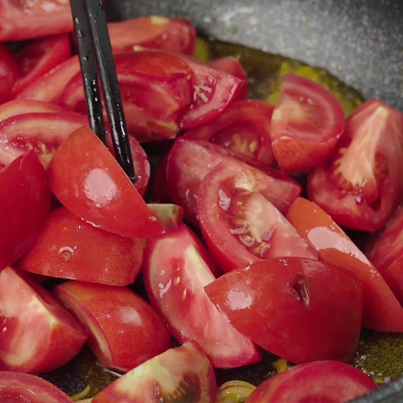 Step 2 Stir-fry tomatoes Bún cá Hải Phòng