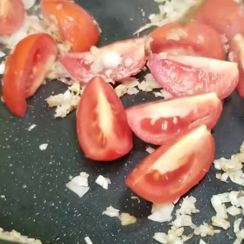 Step 3 Stir-fry tomatoes Sour snakehead fish hotpot