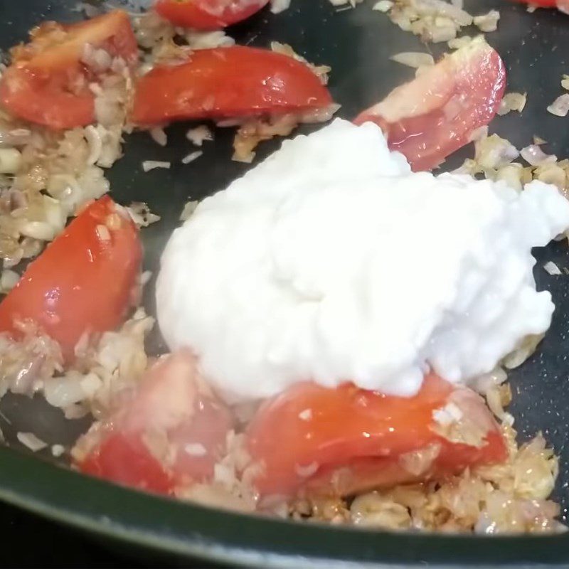 Step 3 Stir-fried tomatoes for sour snakehead fish hotpot