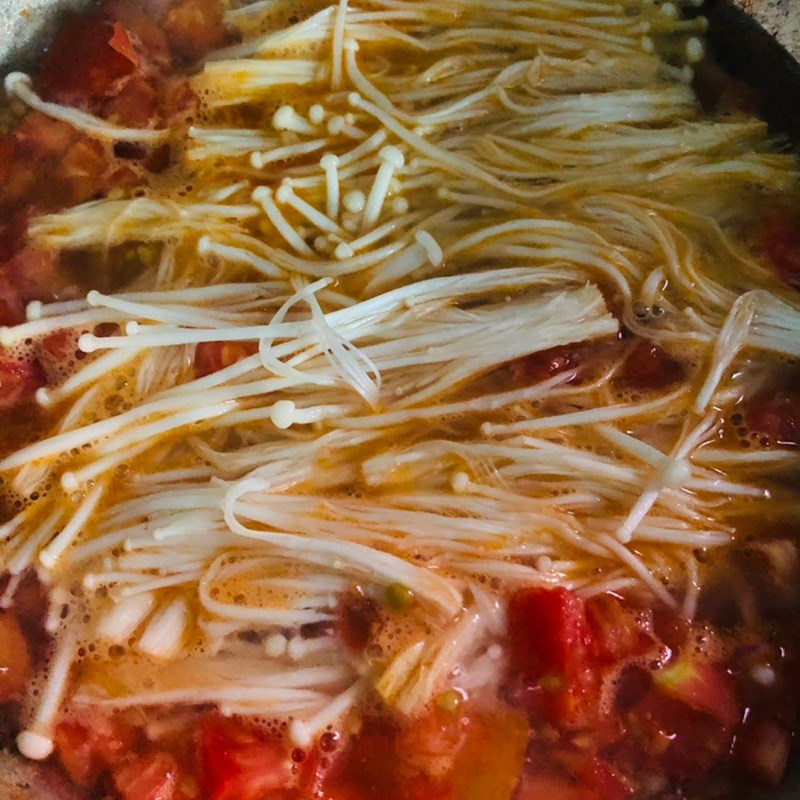 Step 2 Stir-fried tomatoes and enoki mushrooms with minced meat