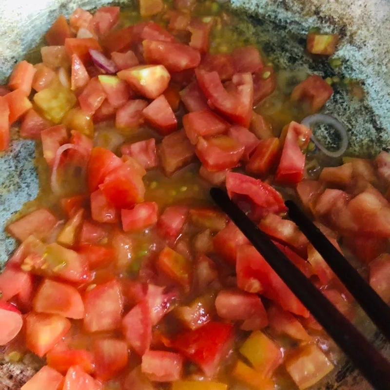 Step 2 Stir-fry the tomatoes and mushrooms for Stir-fried Enoki Mushrooms with Minced Meat and Tomatoes