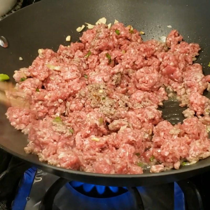 Step 3 Stir-fry tomatoes and beef Beef noodle with tomatoes
