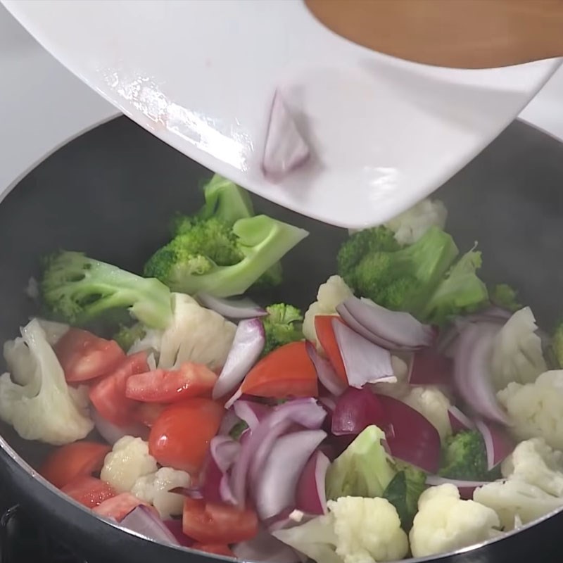 Step 4 Stir-fry various ingredients Stir-fried oysters with broccoli