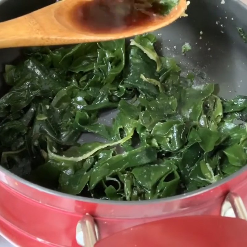 Step 2 Sauté the ingredients for Abalone Seaweed Soup
