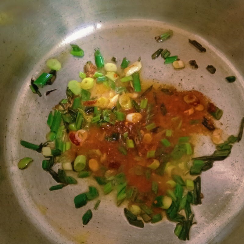 Step 2 Sauté the ingredients for Hue vegetarian flour cake