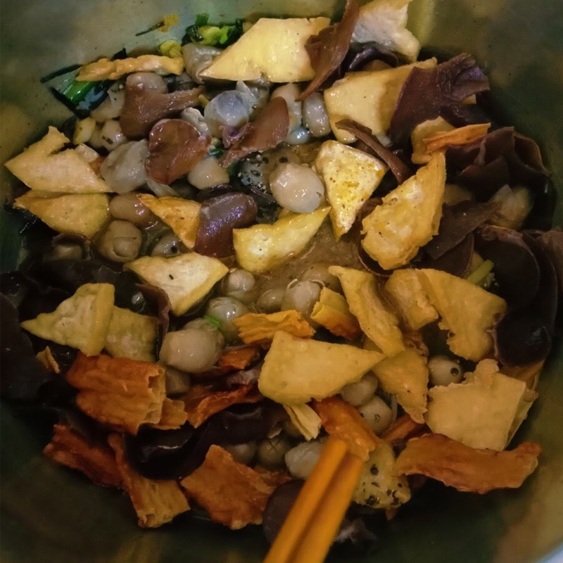 Step 2 Sauté the ingredients for Hue vegetarian flour cake