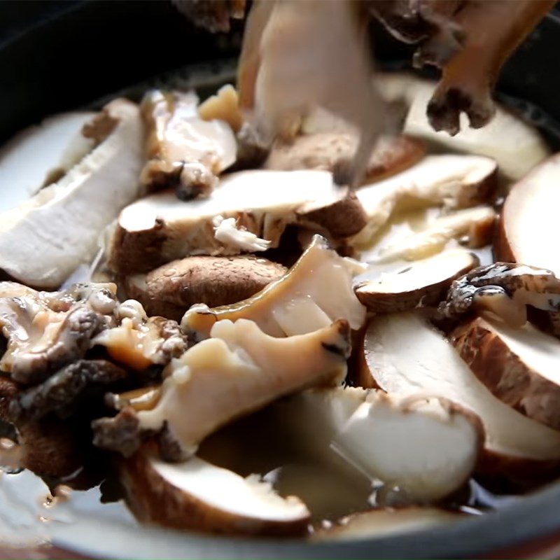 Step 3 Stir-frying ingredients Abalone rice shiitake mushrooms