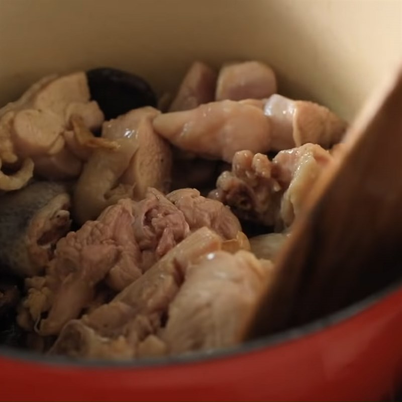 Step 3 Stir-fry the ingredients Chicken noodle mushroom