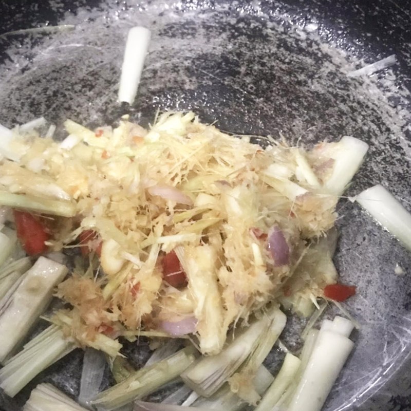 Step 4 Stir-fry the ingredients for fermented fish hotpot (recipe shared by users)
