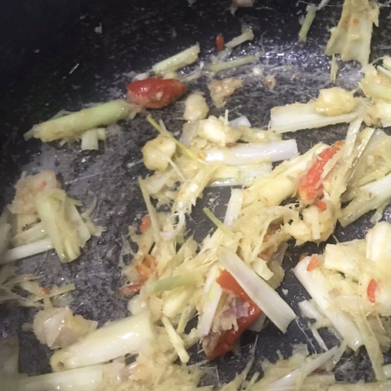 Step 4 Stir-fry the ingredients for fermented fish hot pot (recipe shared by users)