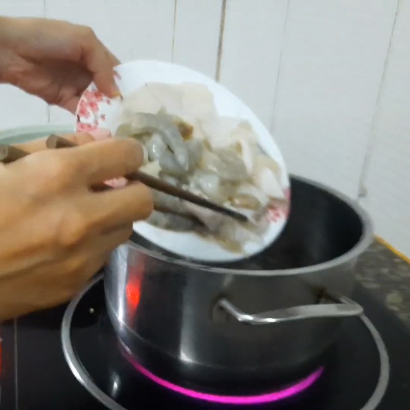 Step 2 Stir-fry the ingredients Seaweed soup with shrimp and squid