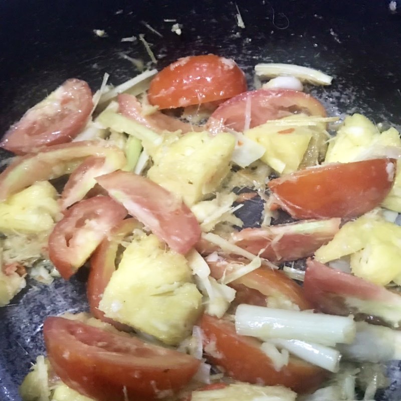 Step 4 Stir-fry the ingredients for fermented fish hot pot (recipe shared by users)