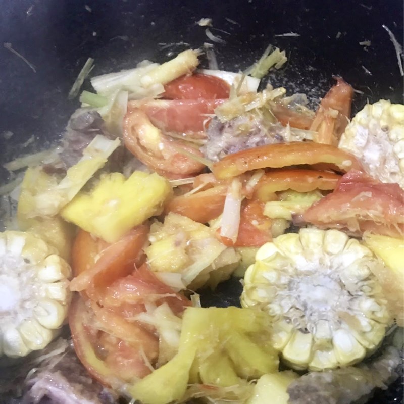 Step 4 Stir-fry the ingredients for fermented fish hot pot (recipe shared by users)