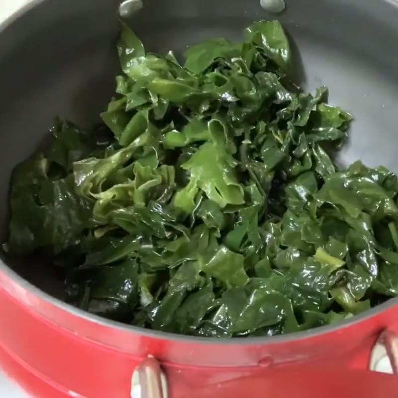 Step 2 Sauté the ingredients for Abalone Seaweed Soup