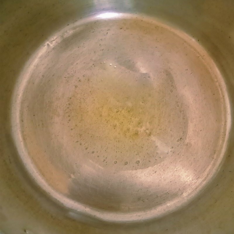 Step 2 Sauté the ingredients for Hue vegetarian flour cake