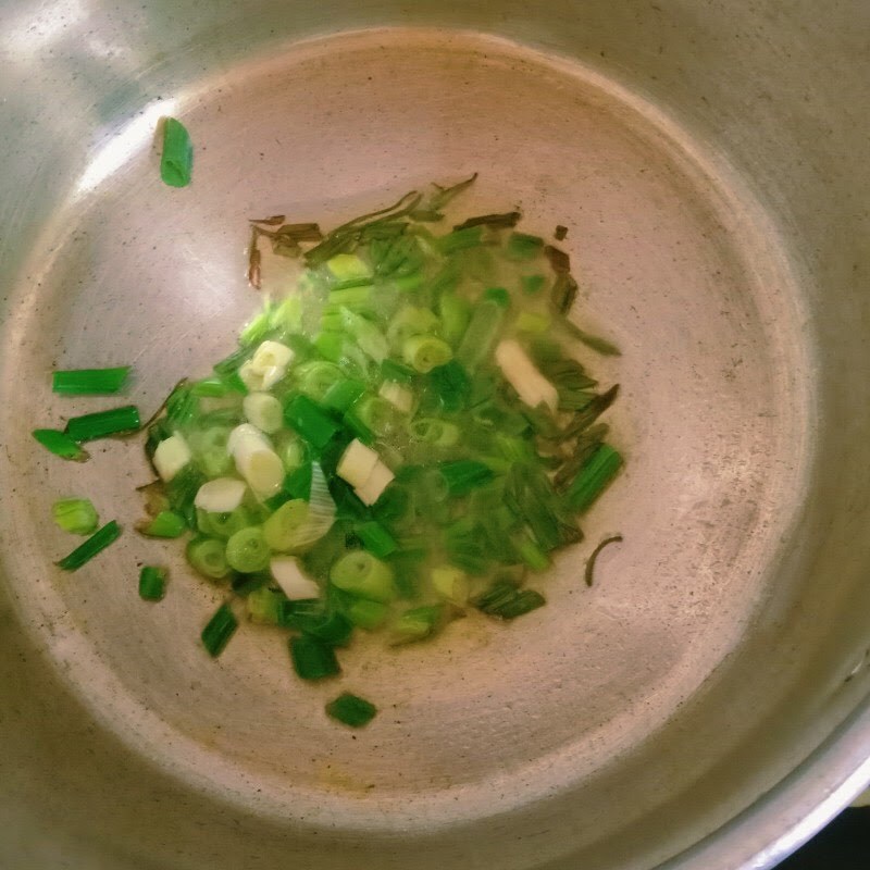 Step 2 Sauté the ingredients for Hue vegetarian flour cake