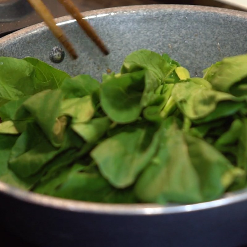 Step 3 Stir-fry the ingredients together Roasted pork stir-fried with mustard greens