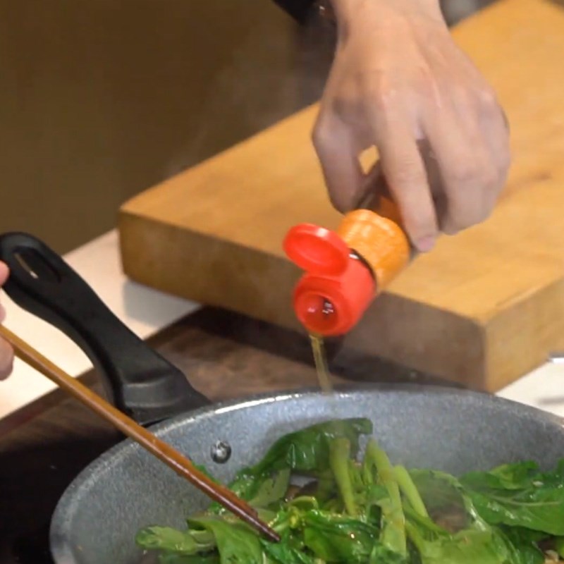 Step 3 Stir-fry the ingredients together Roasted pork stir-fried with mustard greens