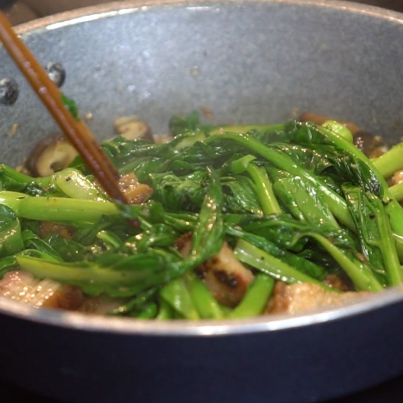 Step 3 Stir-fry the ingredients together Roasted pork stir-fried with mustard greens
